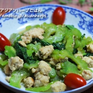 鶏ひき肉とゴーヤのカパオ炒め